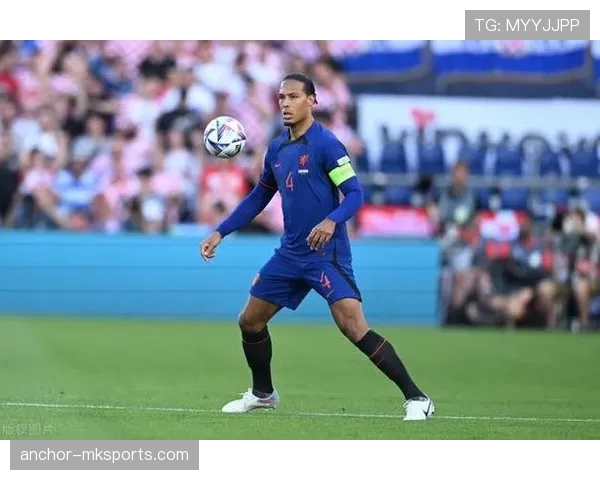 范戴克庆祝动作背后的故事：从球场激情到个性表达，彰显独特风格与真挚情感