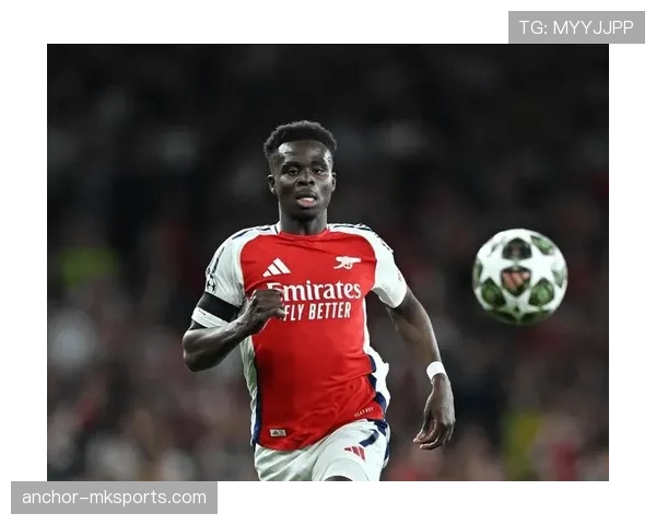 萨卡与球迷互动方式多样，近期表现稳健备受期待